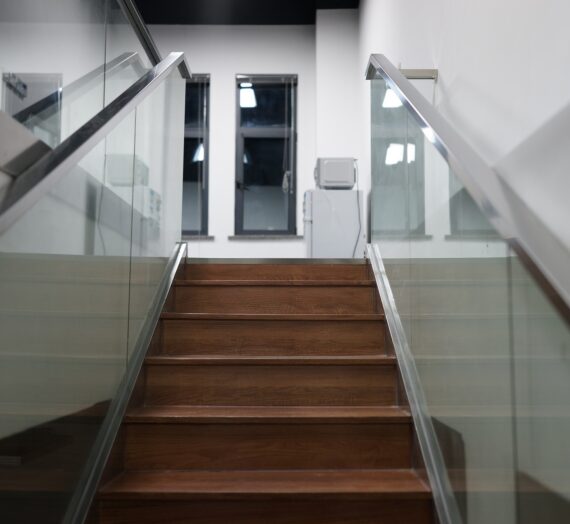 Czy szklane balustrady i barierki na schodach są bezpieczne dla dzieci?