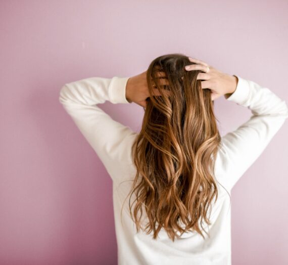 Wcierka do włosów – kiedy i po co się ją stosuje?