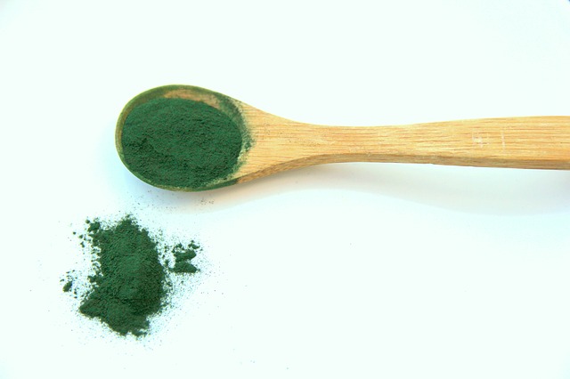 Spirulina na drewnianej łyżeczce na odporność