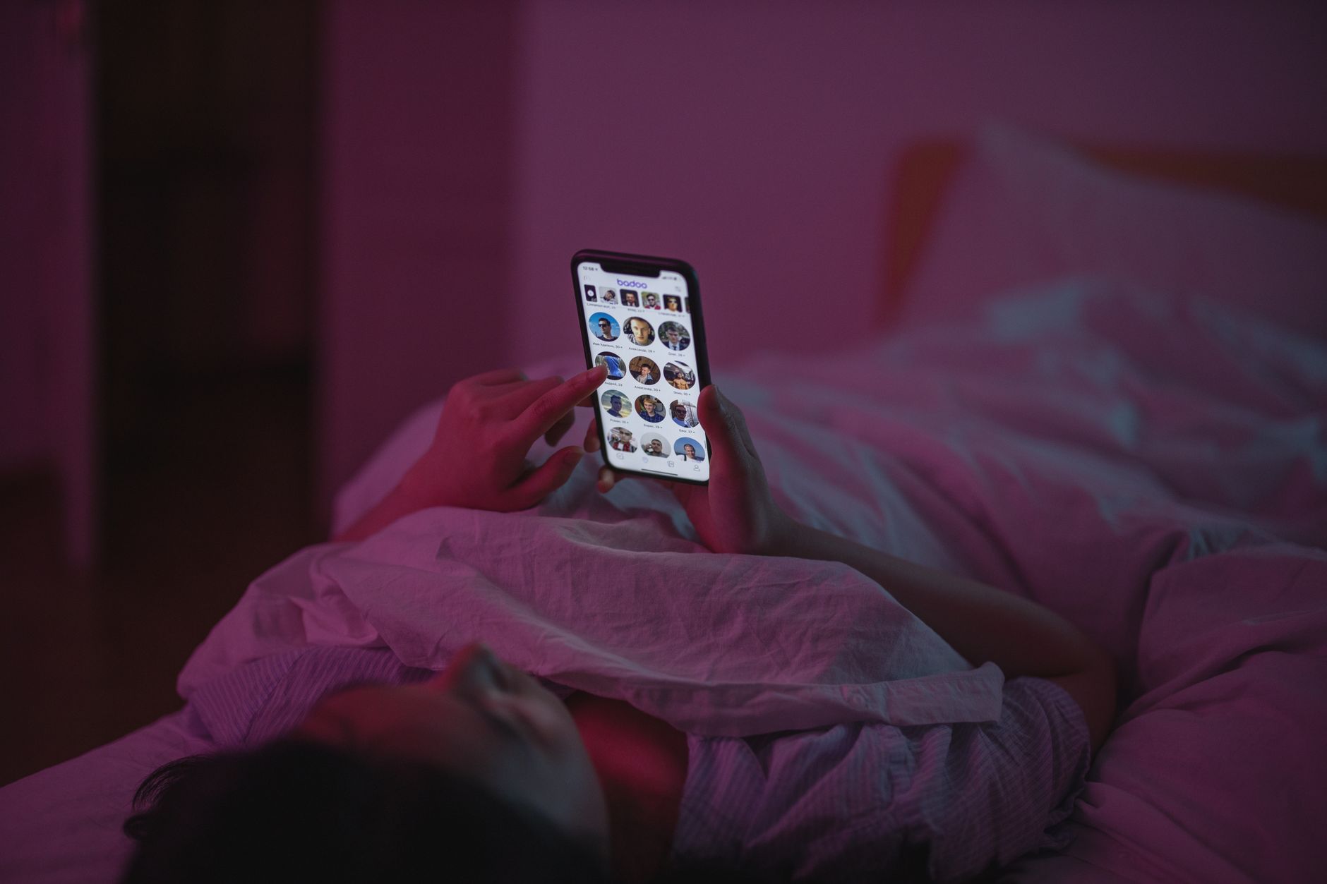 Jak przestać używać telefonu przed snem? Praktyczny plan na wieczór
